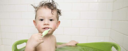 cepillar los dientes de un bebé